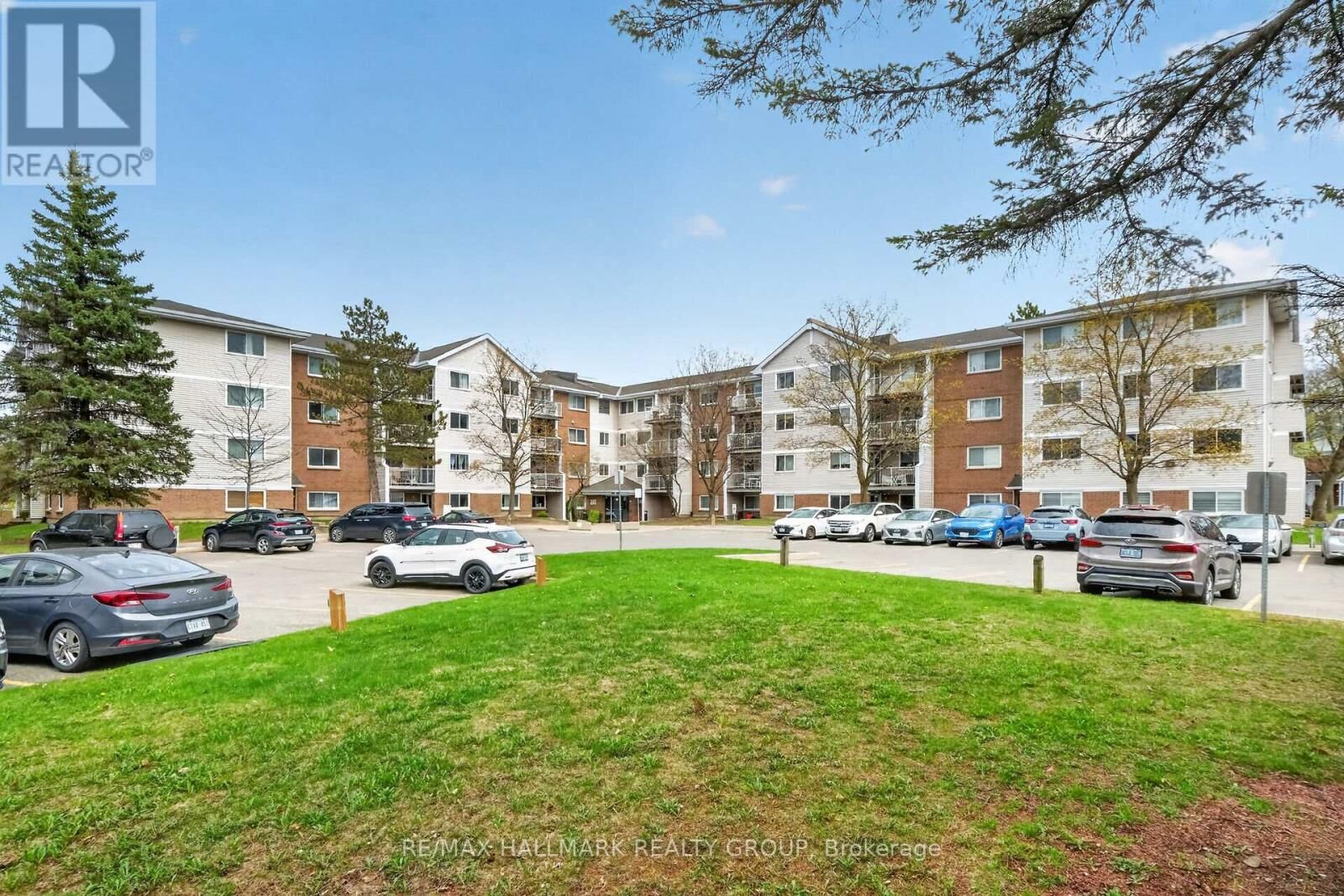 Property Photo:  280 Brittany Drive 102  ON K1K 4M4 
