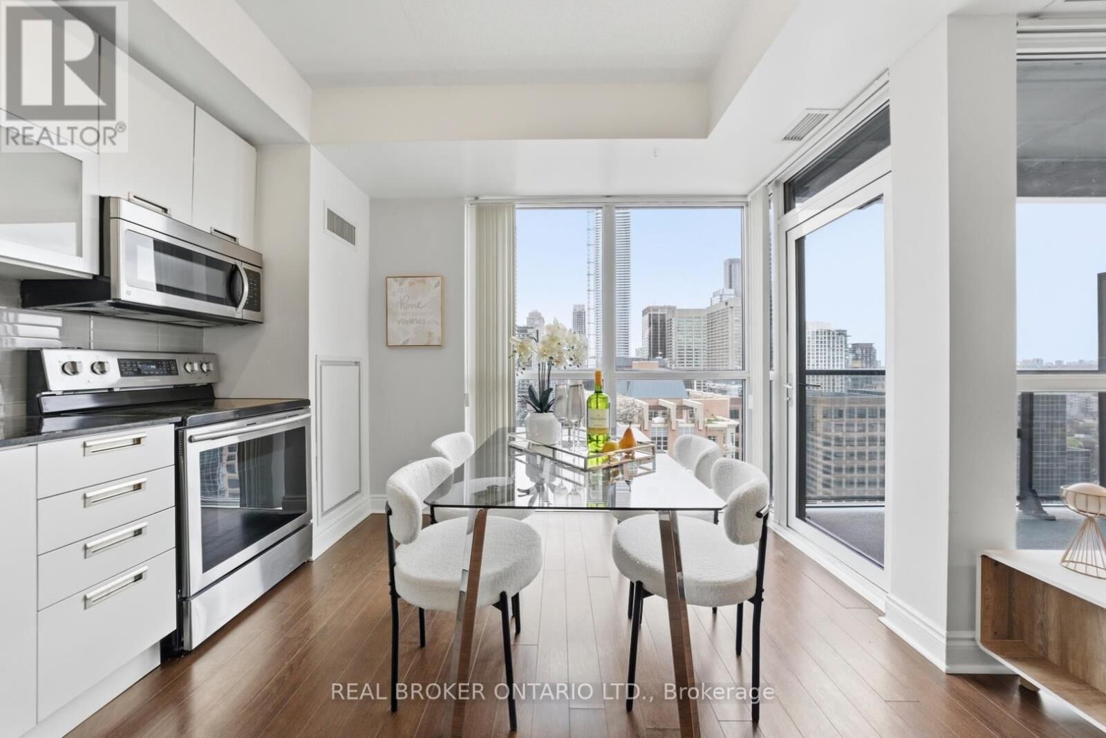 Property Photo:  28 Ted Rogers Way 2608  ON M4Y 2J4 
