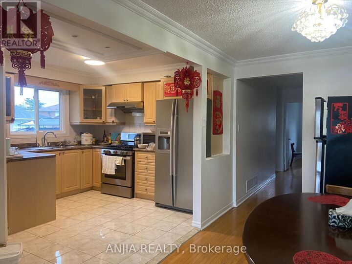 Property Photo:  58 Kitchener Road Main#2  ON M1E 2X5 