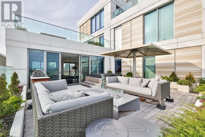 Property Photo:  118 Merchants' Wharf 1012  ON M5A 0L3 