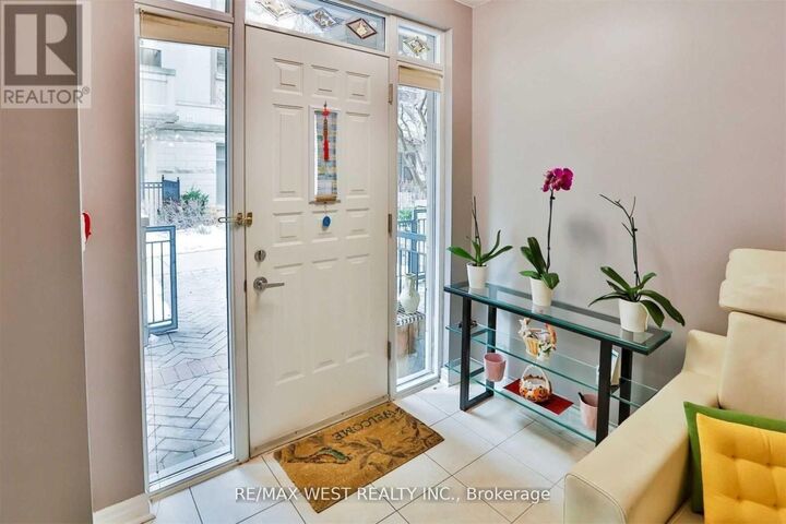 Property Photo:  330 Princess Royal Drive Gv-108  ON L5B 4M8 