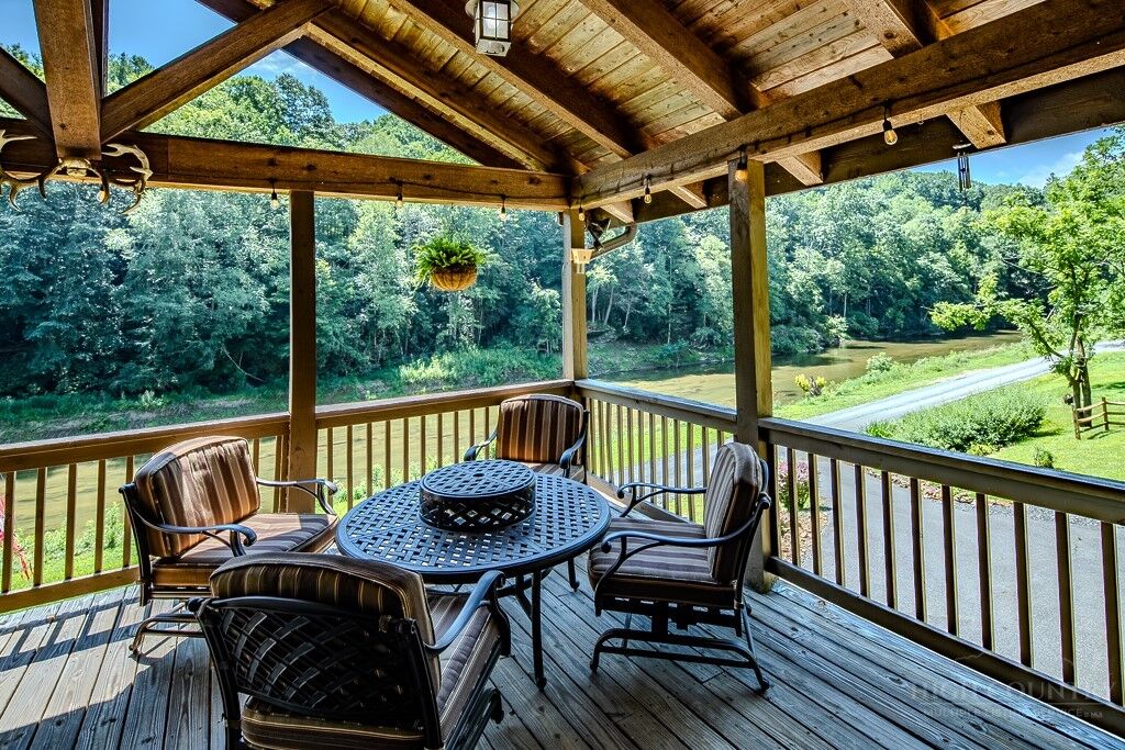 Property Photo:  1059 Mouth Of Silas Creek Road  NC 28643 