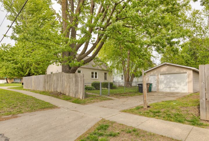 Property Photo:  1832 Vine Street  IA 50265 