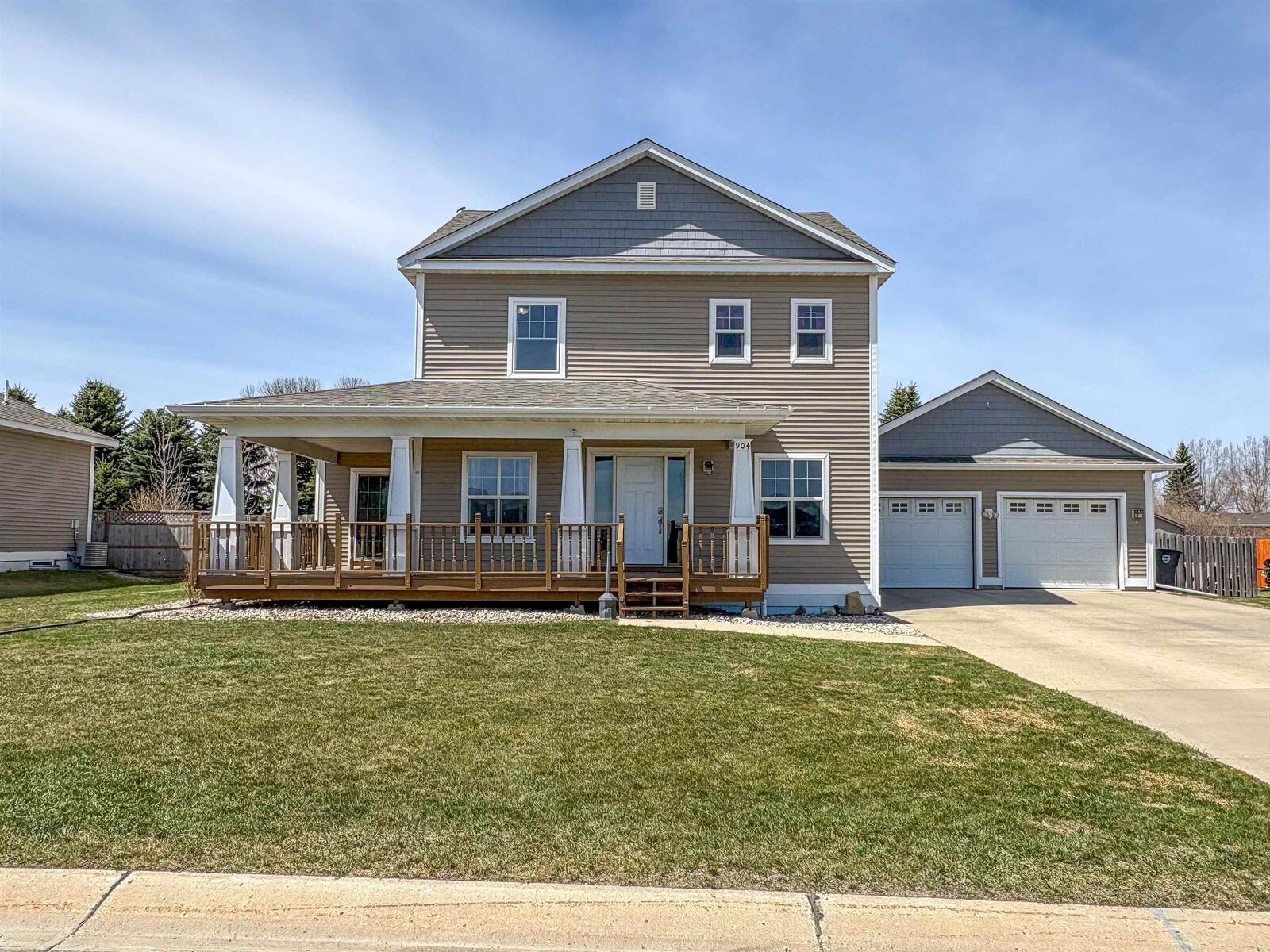 Property Photo: 904 3rd St SE ND 58784