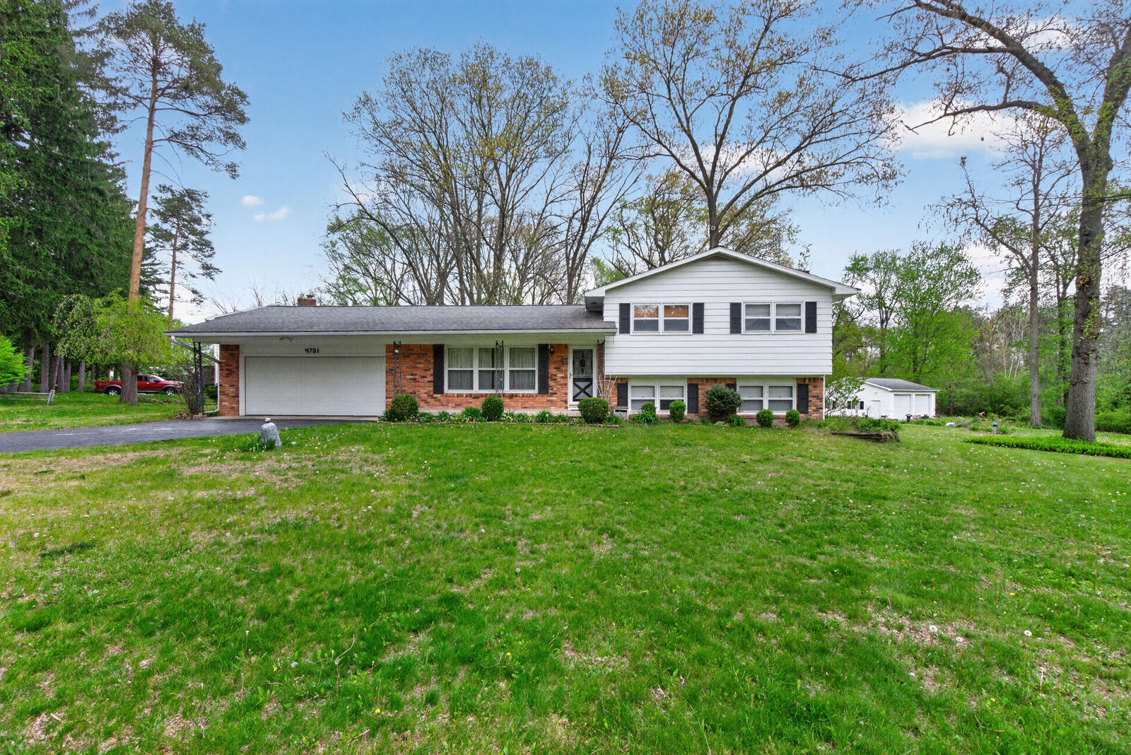 Property Photo: 4721 Pin Oak Trail MI 49201