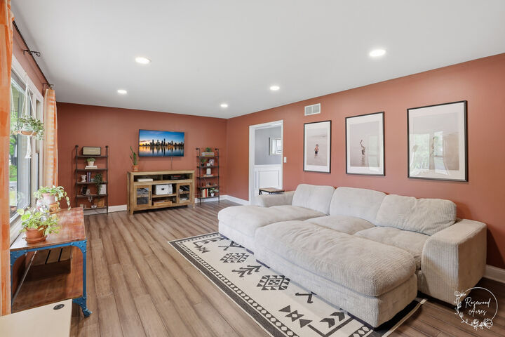 Property Photo:  417 N Thames Court  IL 60914 