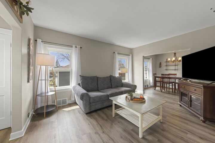 Property Photo:  202 S Pick Avenue  IL 60126 