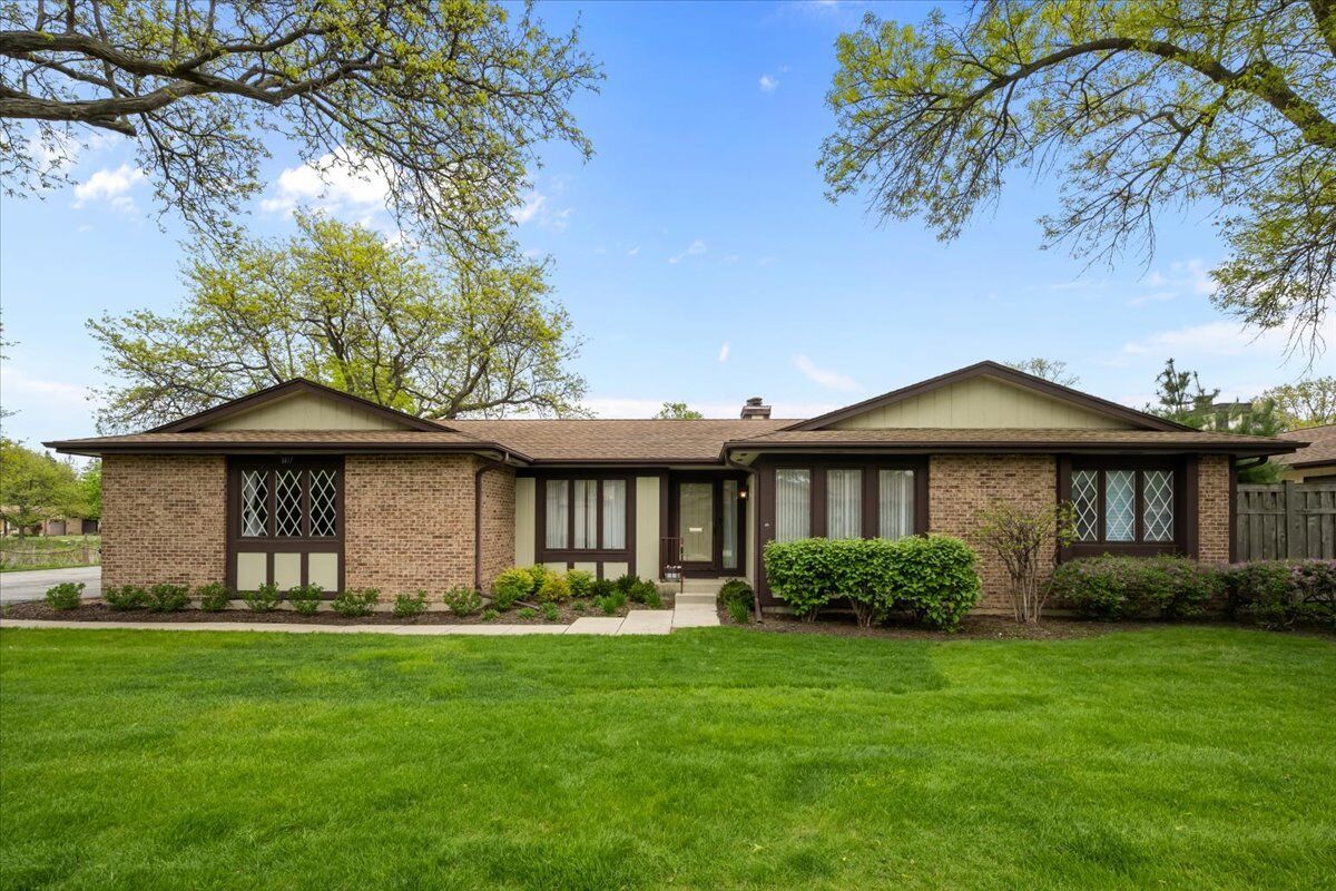 Property Photo: 1417 Estate Lane IL 60025