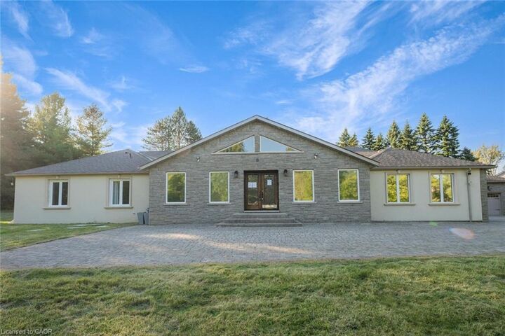 Property Photo:  8 Ridgewood Drive  ON L4E 3M1 