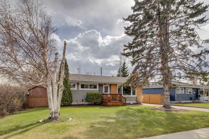 Property Photo:  5207 Grove Hill Road SW  AB T3E 4G7 