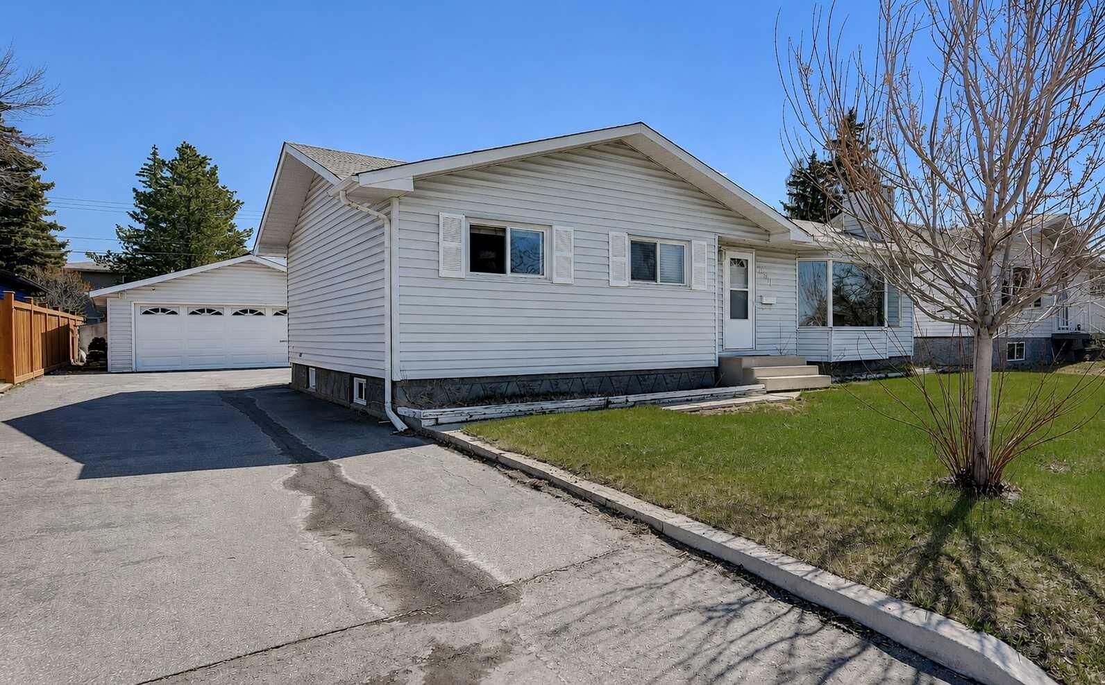 Property Photo:  8511 99B Street  AB T8V 2J3 