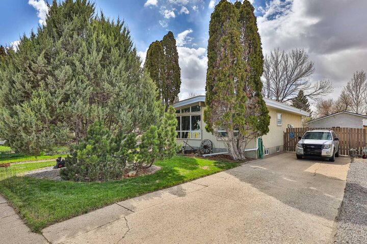 Property Photo:  1702 26 Street S  AB T1K 2N6 