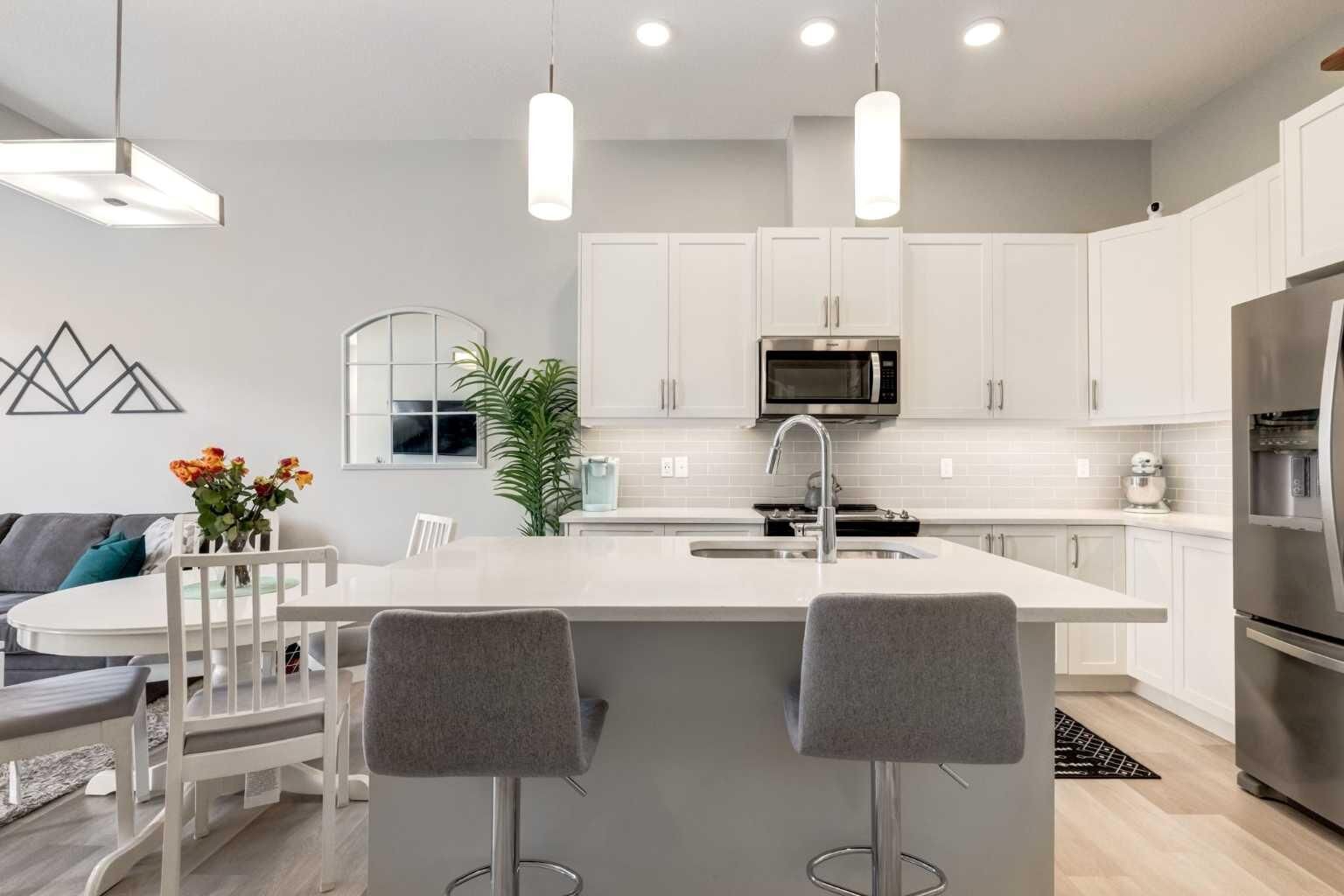 Property Photo:  212 Crestbrook Common SW  AB T3B 6L1 