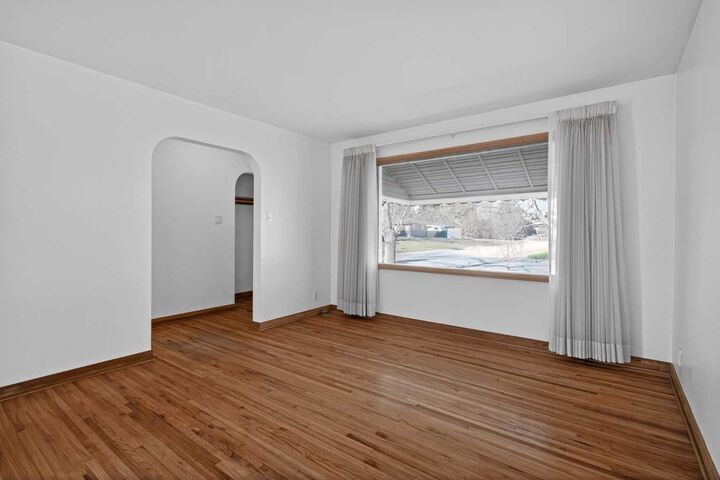 Property Photo:  2416 38 Street SW  AB T3E 3E5 