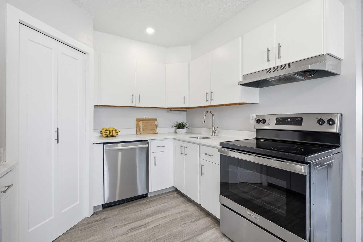 Property Photo:  3809 45 Street SW 17  AB T3E 3H4 