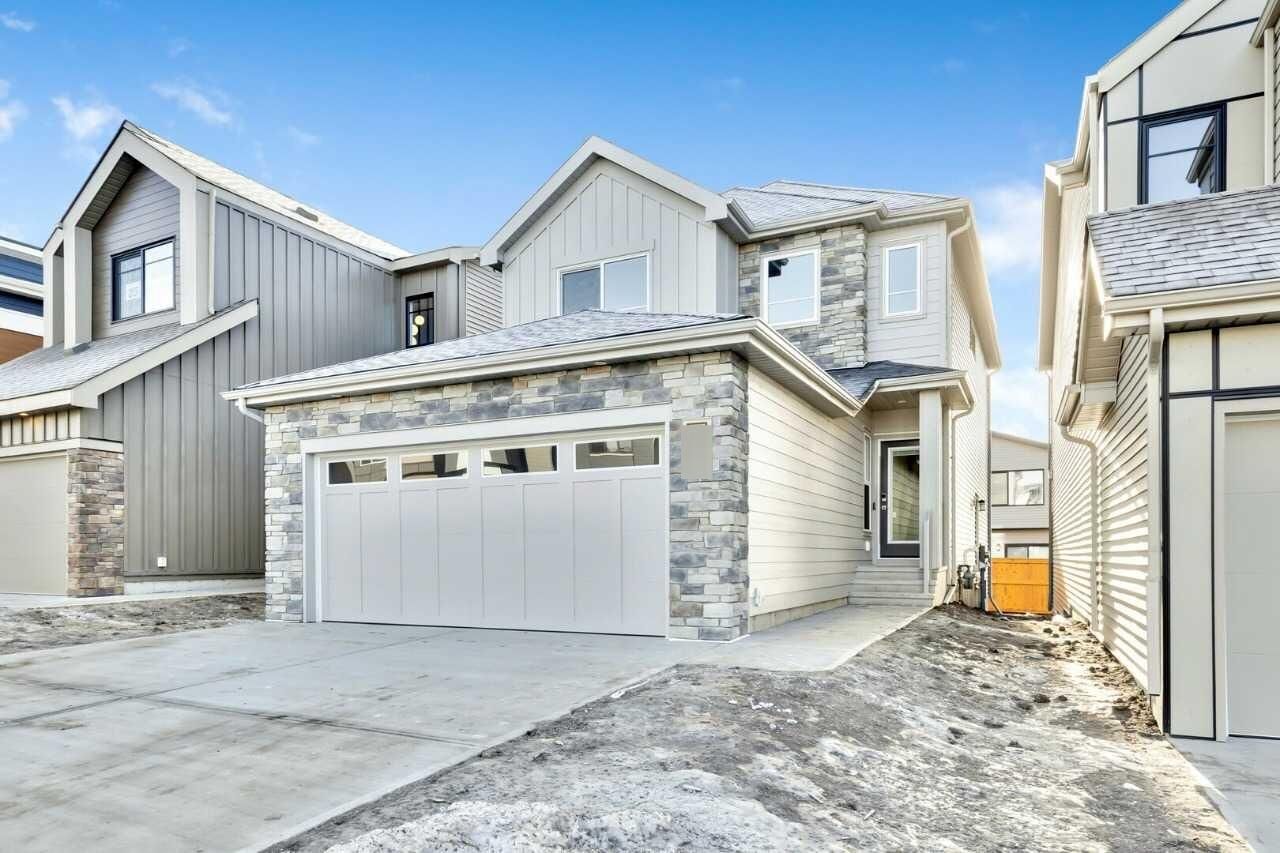 Property Photo:  400 Heartwood Grove SE  AB T3M 2K1 