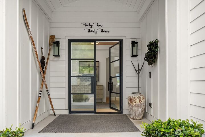 Property Photo:  4233 E Lake Sammamish Shore Lane SE  WA 98075 