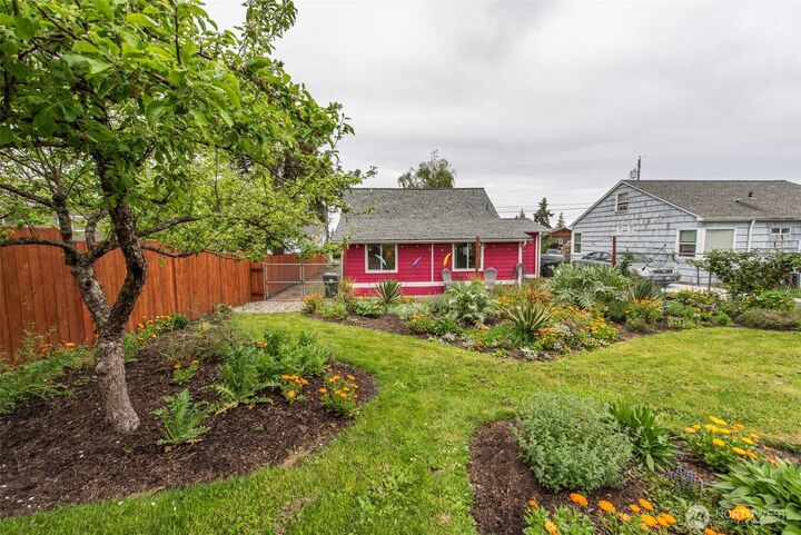 Property Photo:  616 E Lopez Avenue  WA 98362 