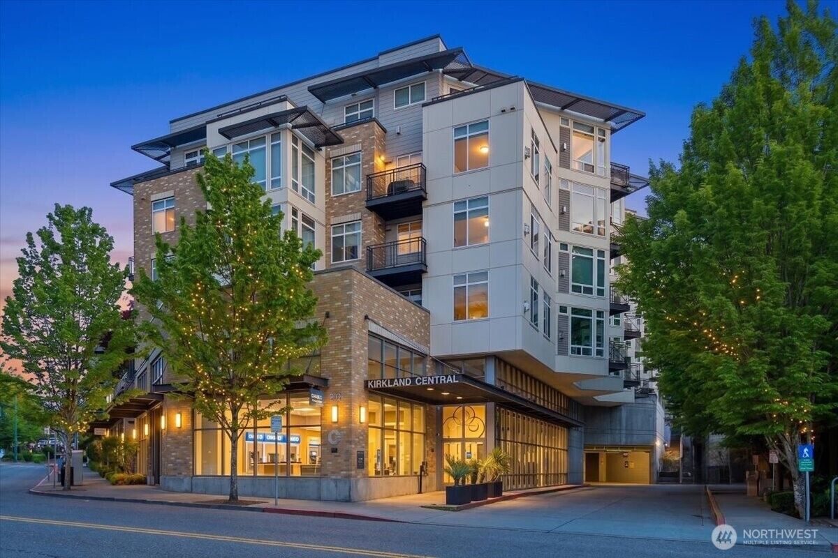 Property Photo:  211  Kirkland Avenue 204  WA 98033 