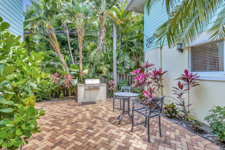 Property Photo:  49 SE 7th Avenue 4  FL 33483 