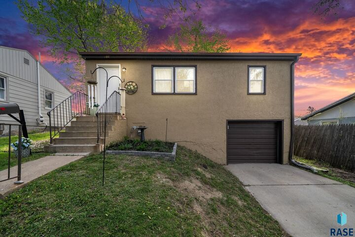 Property Photo:  608 S Highland Ave  SD 57103 