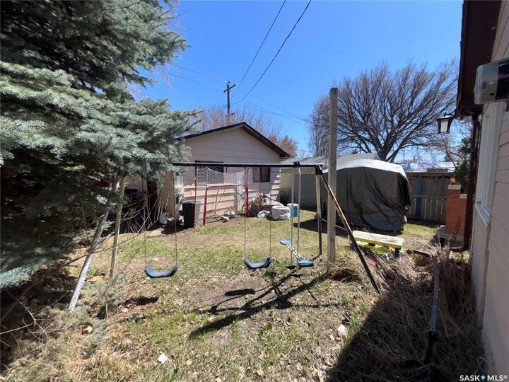 Property Photo:  906 Weldon Avenue  SK S7M 2V6 