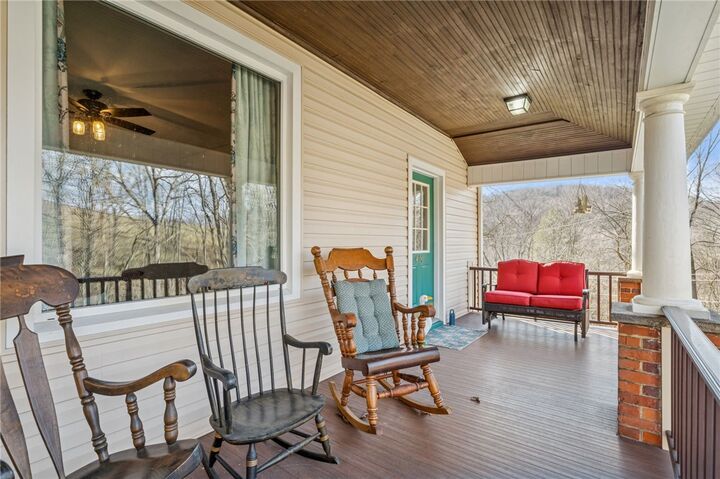 Property Photo:  416 Pine Run  PA 16123 