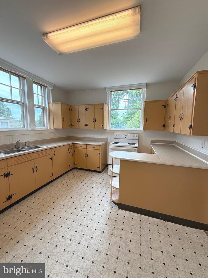 Property Photo:  501 Charlotte Street C  VA 22401 