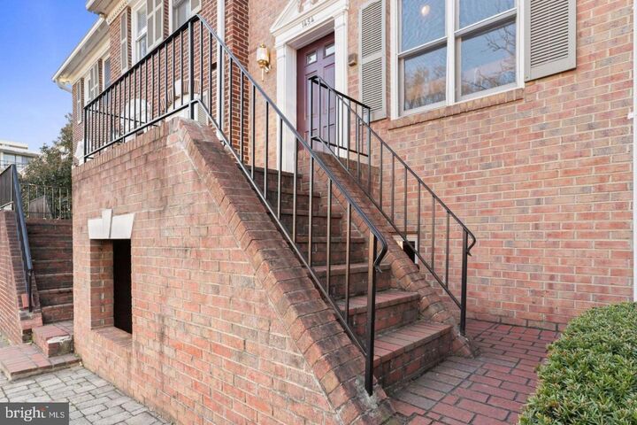 Property Photo:  1454 N Quinn Street  VA 22209 