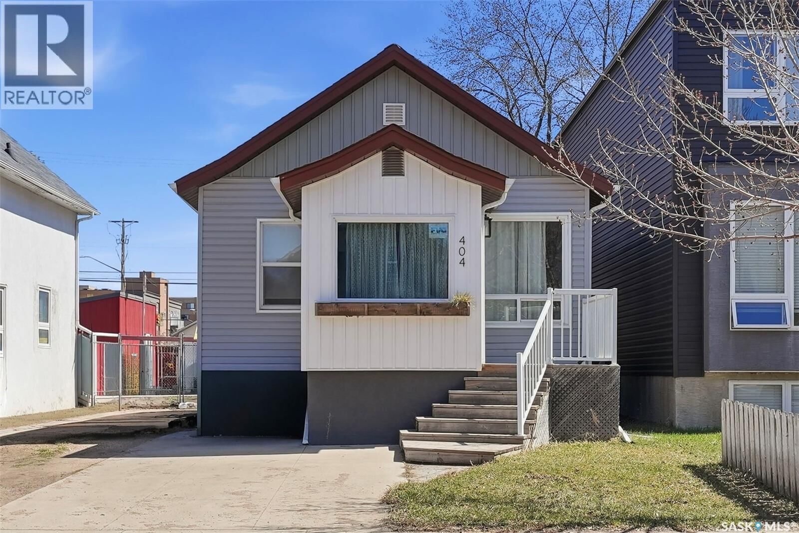 Property Photo:  404 D Avenue S  SK S7M 1R4 