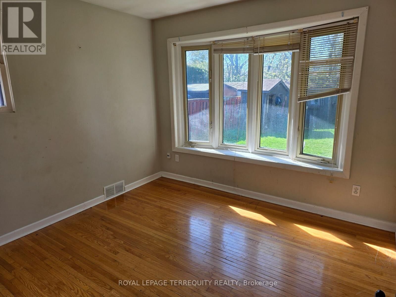 Property Photo:  319 Hillcroft Street Main  ON L1G 2M1 