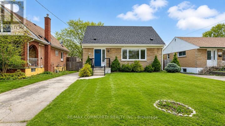 Property Photo:  386 Whitney Avenue  ON L8S 2H4 