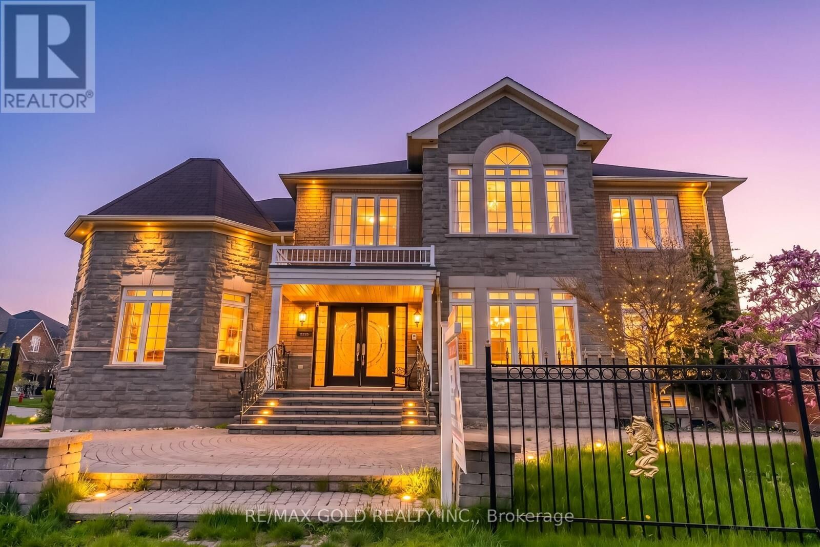Property Photo:  5499 Doctor Peddle Crescent  ON L5M 0K7 