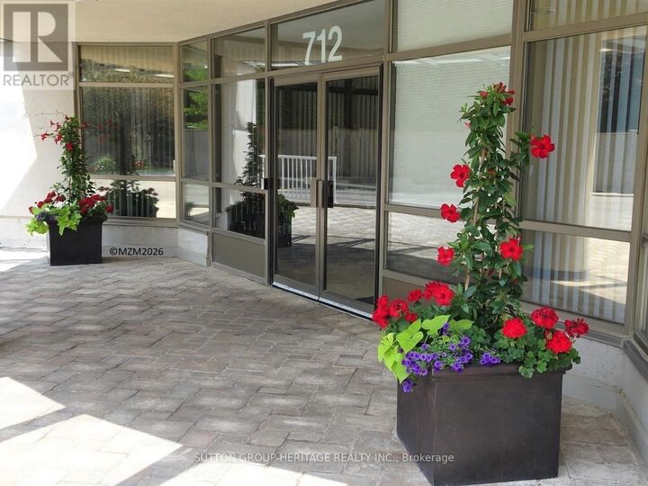 Property Photo:  712 Rossland Road East 1109  ON L1N 9E8 