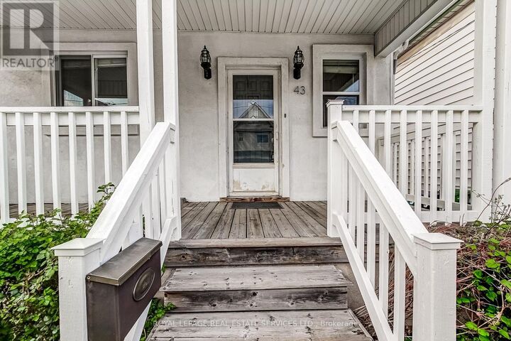 Property Photo:  43 Rosemont Avenue  ON L8L 2M4 