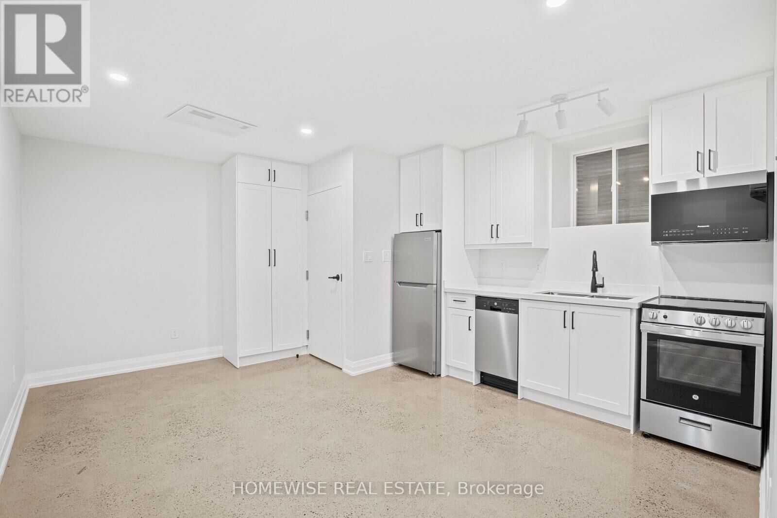 Property Photo:  2563 Dundas Street West 5  ON M6P 1X6 