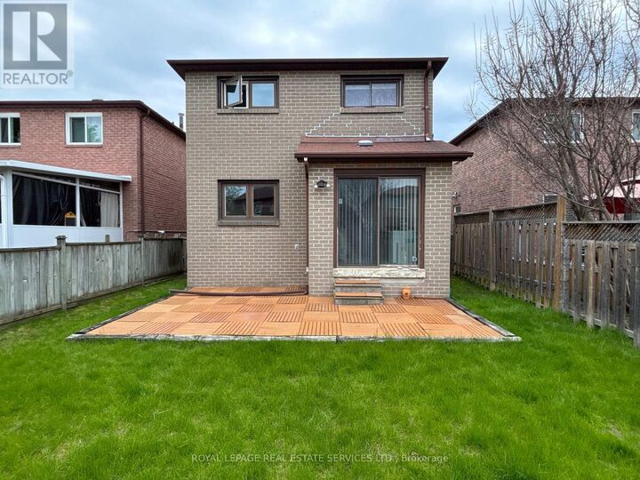 Property Photo:  23 Stockbridge Crescent  ON L1T 2H2 