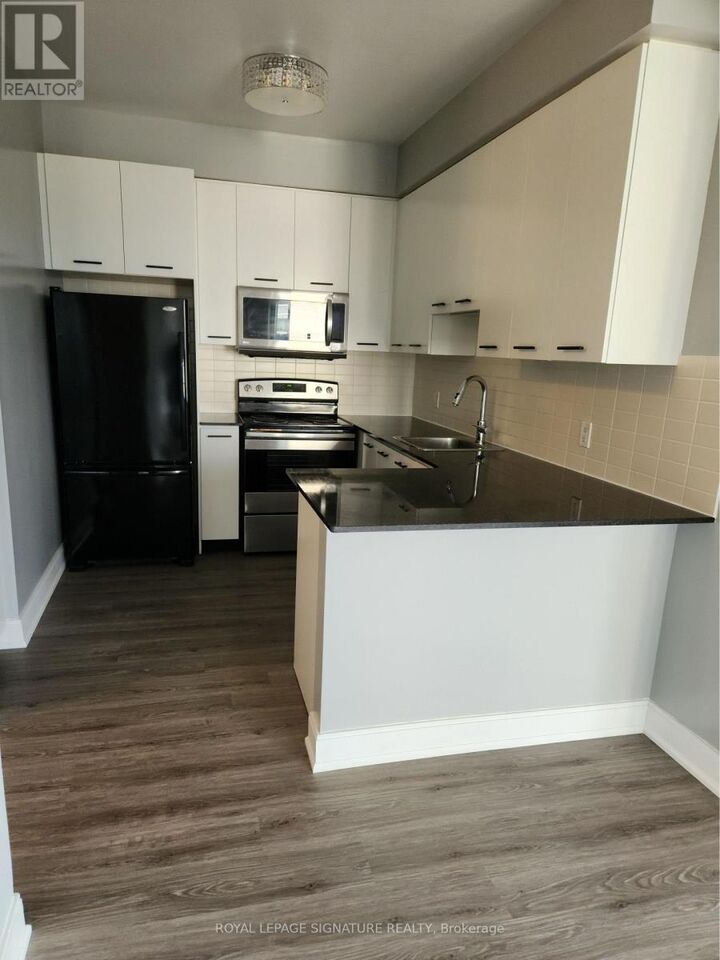 Property Photo:  135 Village Green Square 623  ON M1S 0G4 