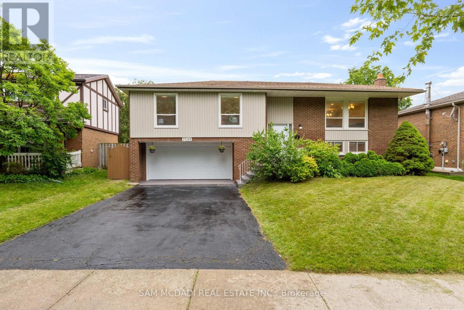 Property Photo:  7209 Fayette Circle  ON L5N 1Y5 