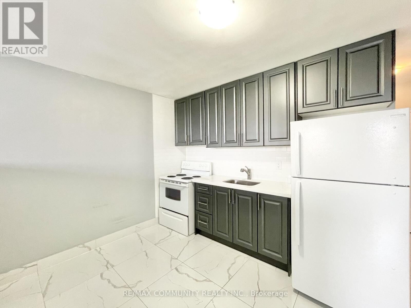 Property Photo:  2624 Eglinton Avenue East 2  ON M1K 2S3 