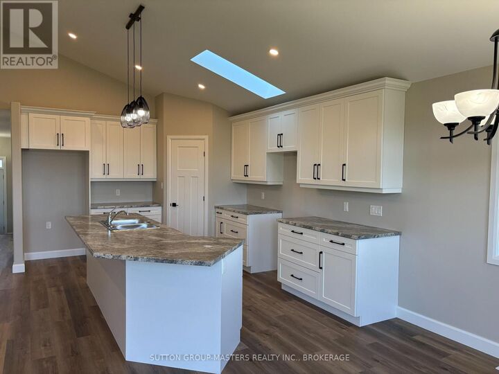 Property Photo:  812 Windermere Drive  ON K7P 0N5 