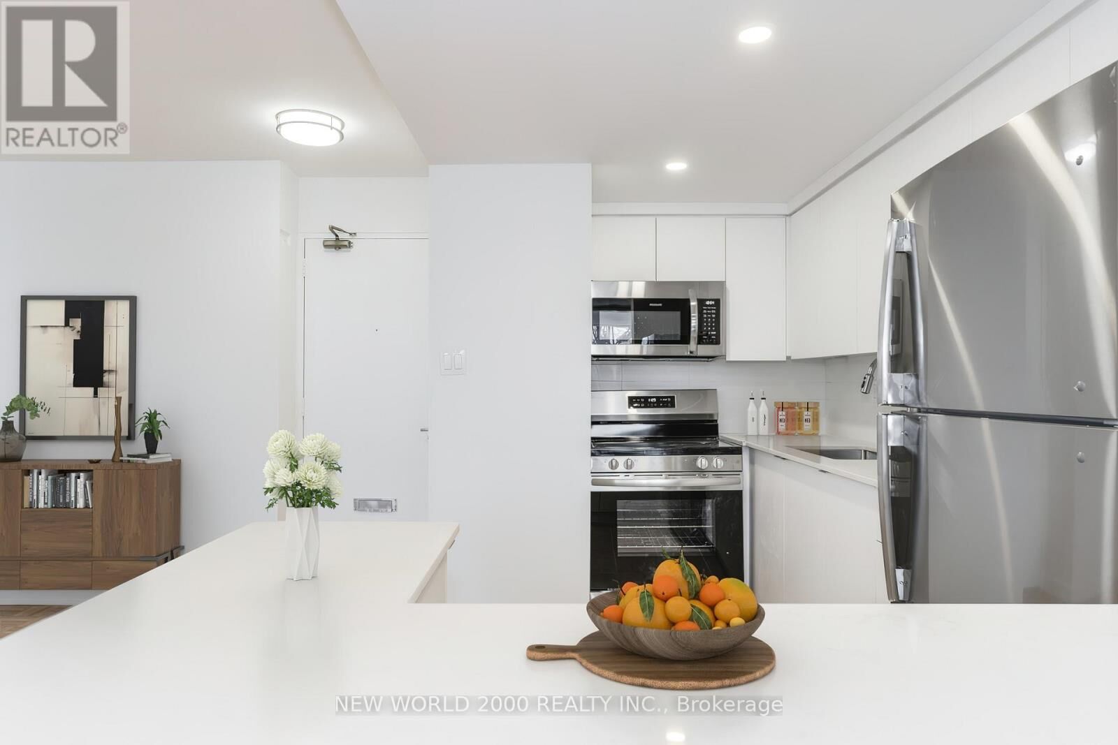Property Photo:  33 Erskine Avenue 209  ON M4P 1Y6 