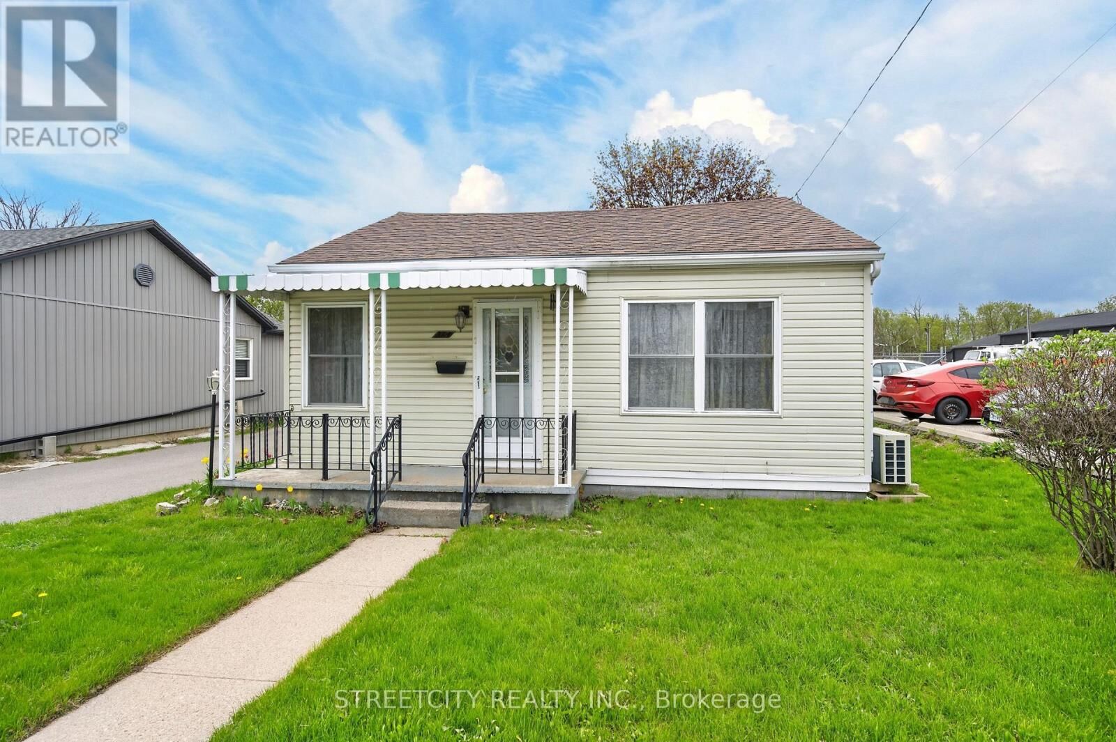 Property Photo:  384 Brock Street North  ON N3S 5Y7 
