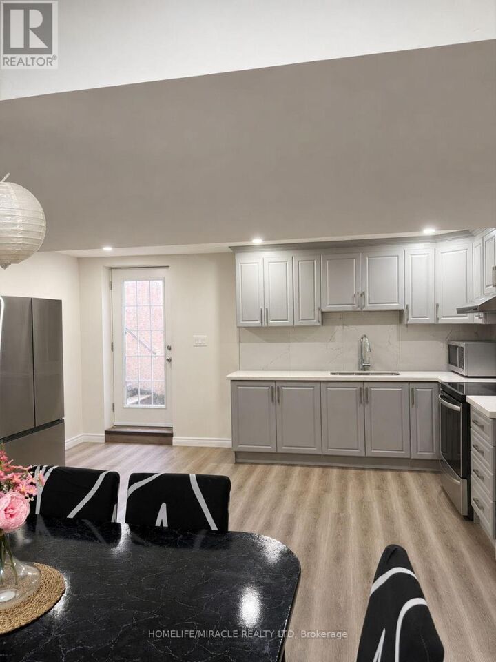 Property Photo:  61 Lyndbrook Crescent Lower  ON L6P 2N9 