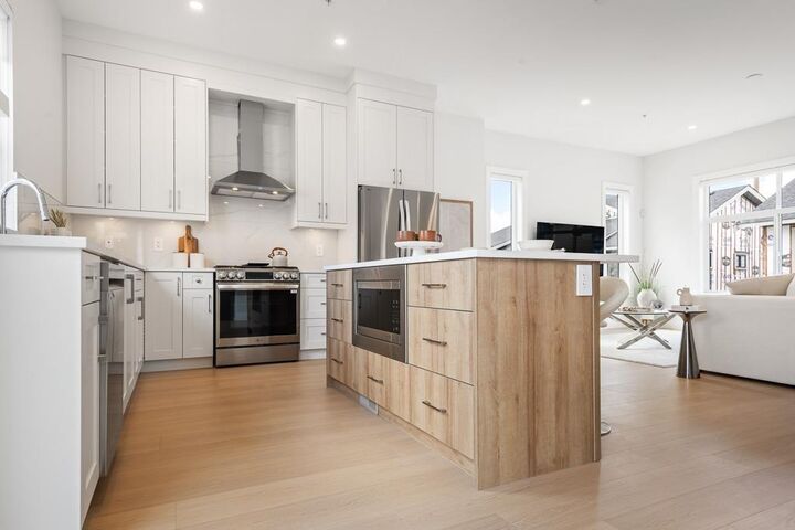 Property Photo:  20645 68 Avenue 9  BC V2Y 3Z4 
