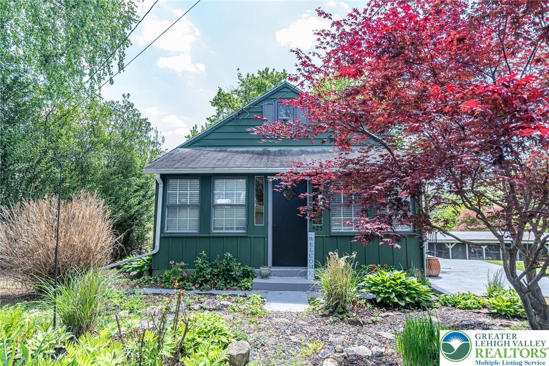 Property Photo:  525 Royal Manor Road  PA 18042 