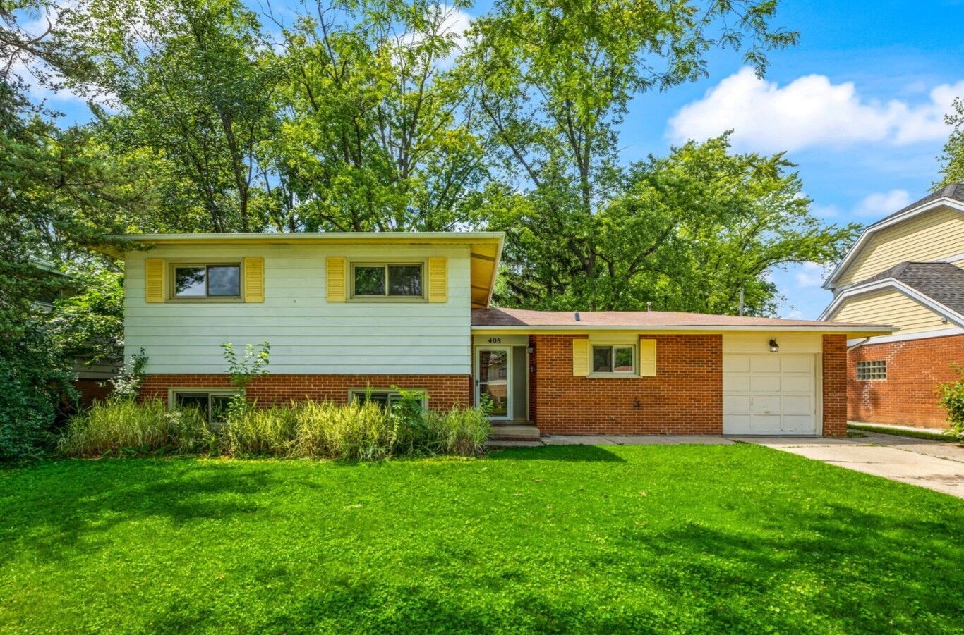 Property Photo:  408 N Windsor Drive  IL 60004 