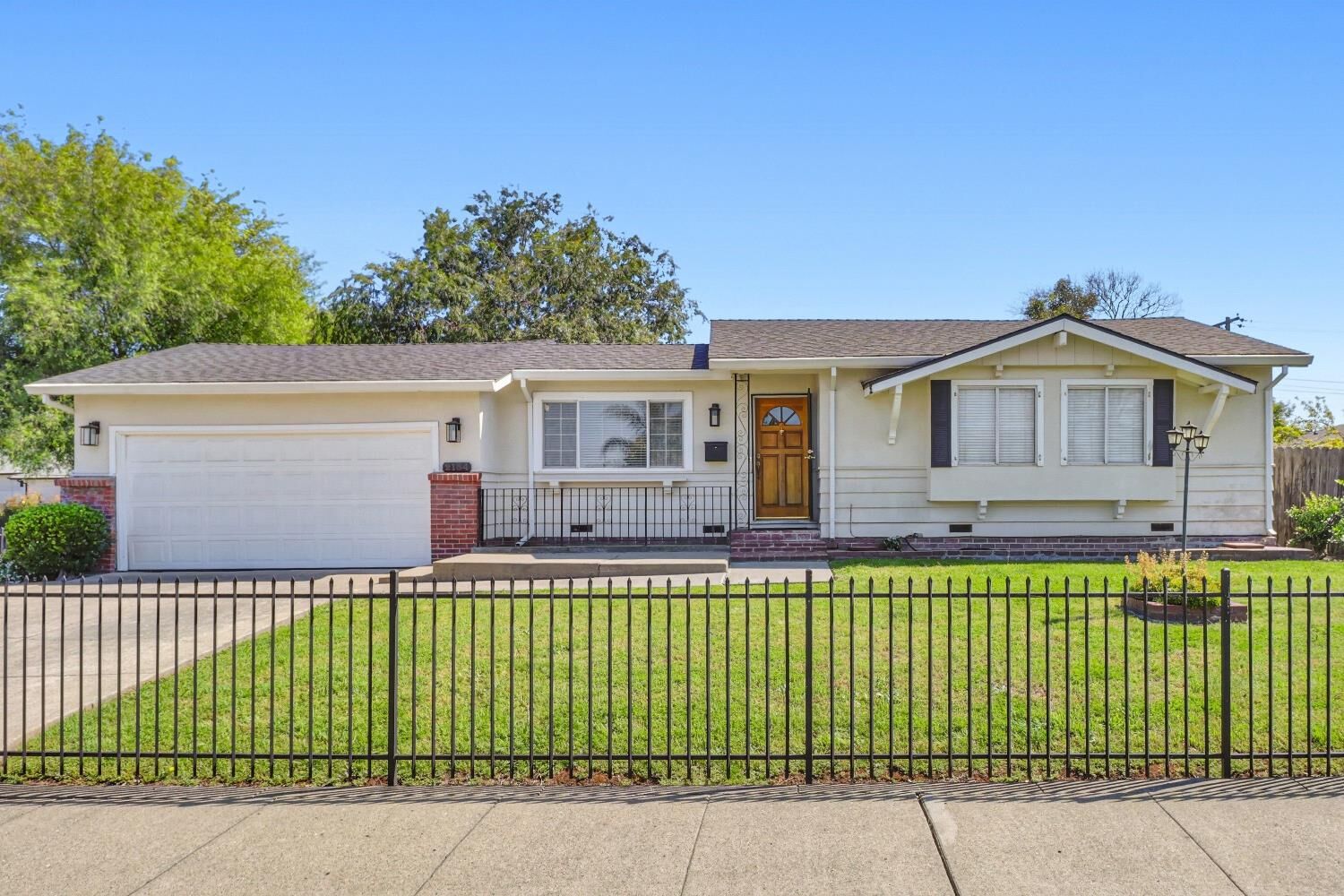Property Photo:  2154 Meadowglen Avenue  CA 95832 