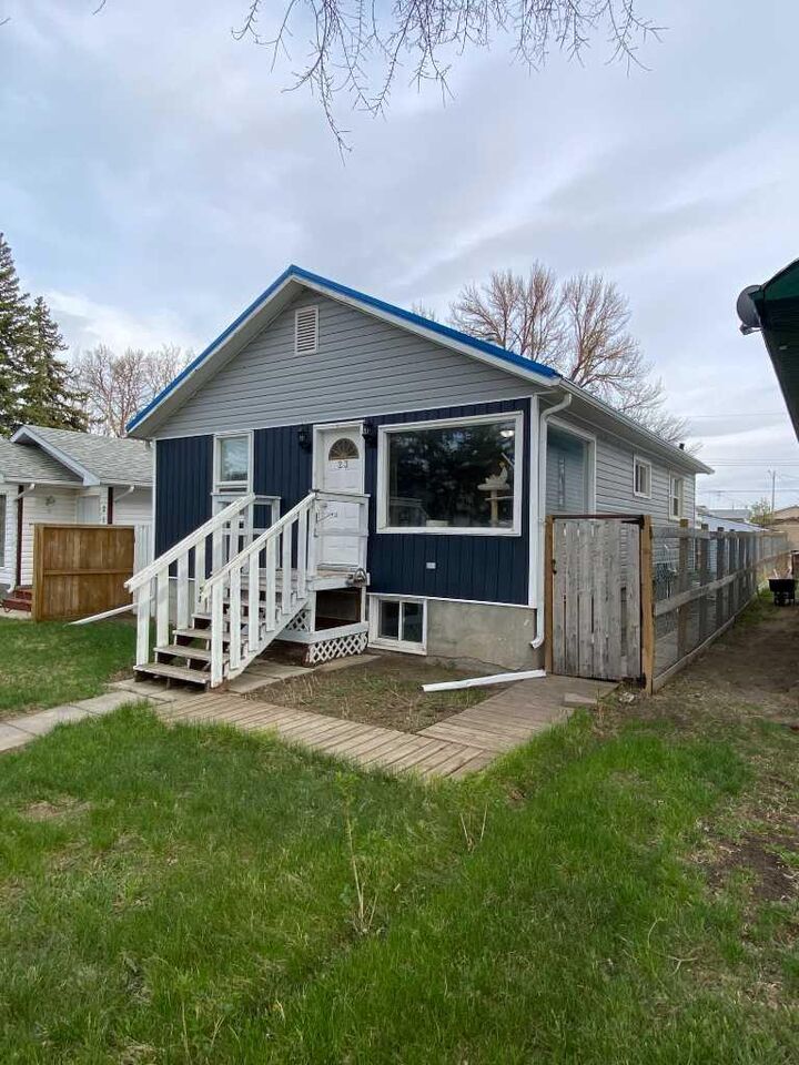 Property Photo:  23 Pine Avenue W  AB T1A 0A1 