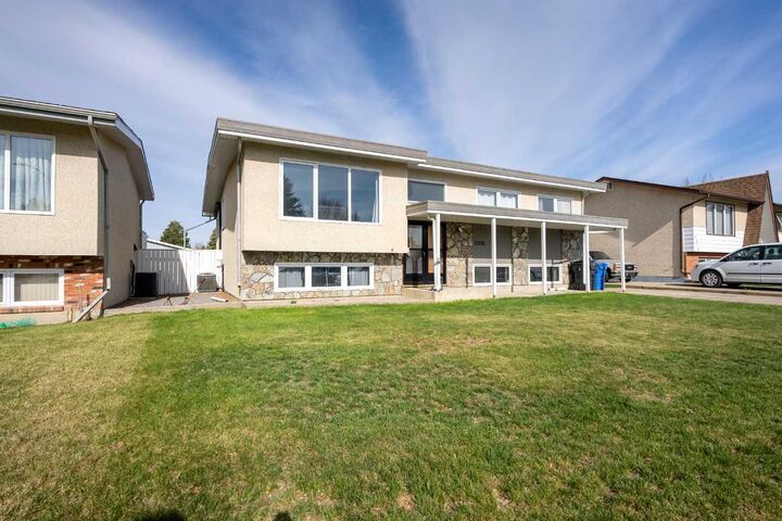 Property Photo:  2006 20 Street N  AB T1H 4B4 